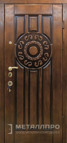Фото внешней стороны двери «МеталлПро Входная утепленная дверь с МДФ в частный дом с зеркалом» с отделкой МДФ ПВХ