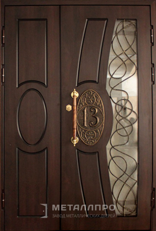 Фото внешней стороны двери «Парадная дверь №109» c отделкой Массив дуба