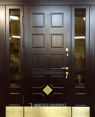 Фото внешней стороны двери «Парадная дверь №70» c отделкой Массив дуба