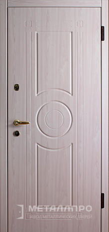 Фото внешней стороны двери «Белая металлическая дверь с отделкой МДФ в дом» c отделкой МДФ ПВХ