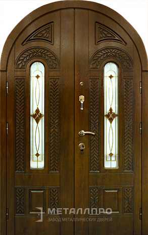 Фото внешней стороны двери «Коричневая арочная входная дверь с массивом дуба и витражом» c отделкой Массив дуба